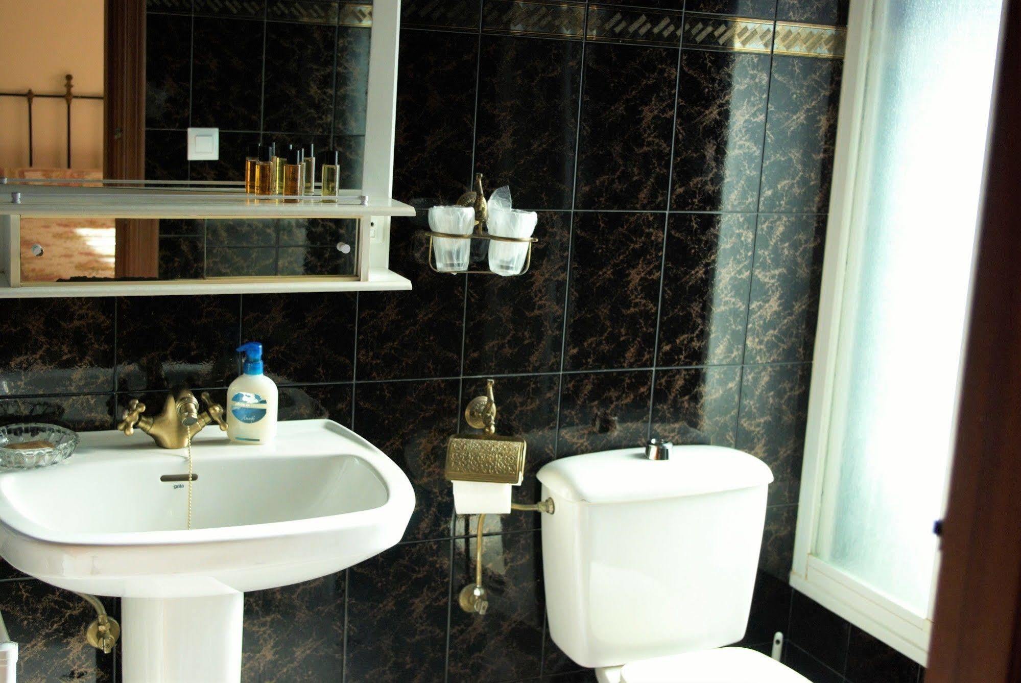 Casa Marineira Lourdes Guest House กัมบาโดส ภายนอก รูปภาพ